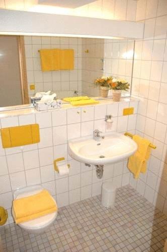Hotel Pfaelzer Hof, Zum Schokoladengiesser Rodalben Bagian luar foto